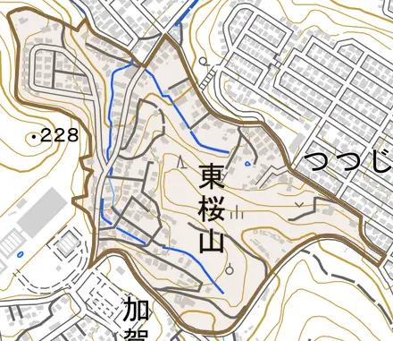 東桜山とその周辺の地図。町の範囲を重ねている
