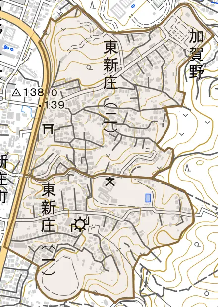 東新庄とその周辺の地図。町の範囲を重ねている
