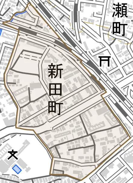 新田町とその周辺の地図。町の範囲を重ねている
