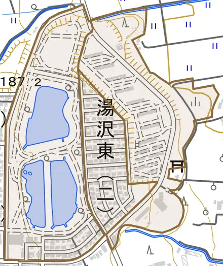 湯沢東とその周辺の地図。町の範囲を重ねている