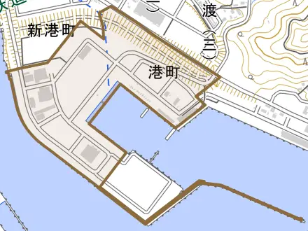 港町とその周辺の地図。町の範囲を重ねている