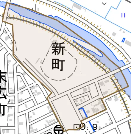 新町とその周辺の地図。町の範囲を重ねている