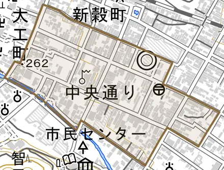 中央通りとその周辺の地図。町の範囲を重ねている