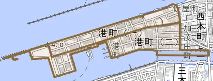 港町とその周辺の地図。町の範囲を重ねている