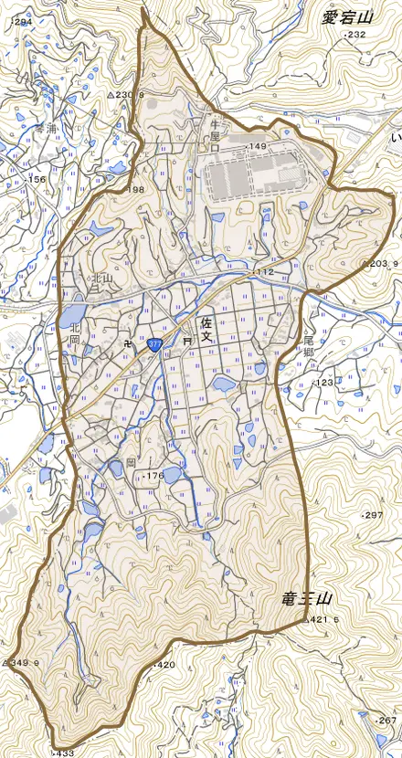 佐文とその周辺の地図。町の範囲を重ねている
