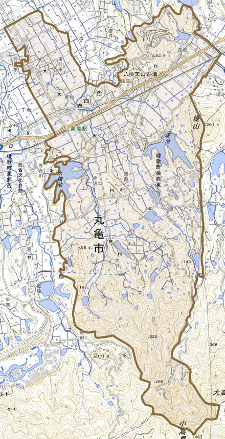 綾歌町栗熊東とその周辺の地図。町の範囲を重ねている
