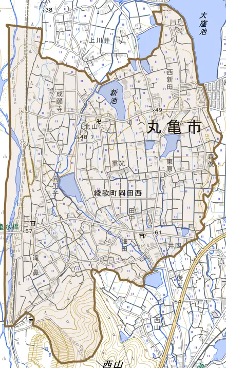 綾歌町岡田西とその周辺の地図。町の範囲を重ねている