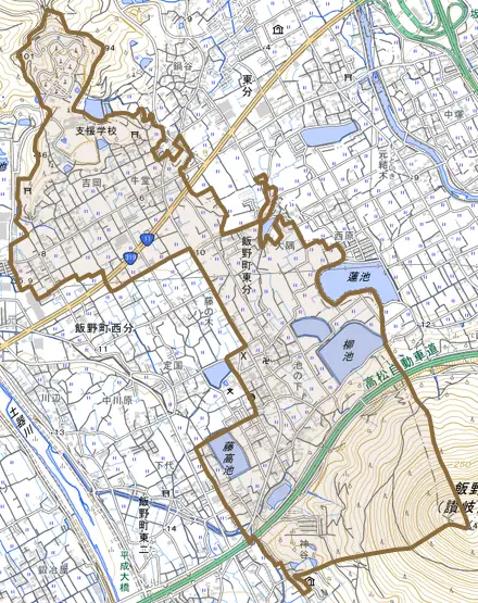 飯野町東分とその周辺の地図。町の範囲を重ねている