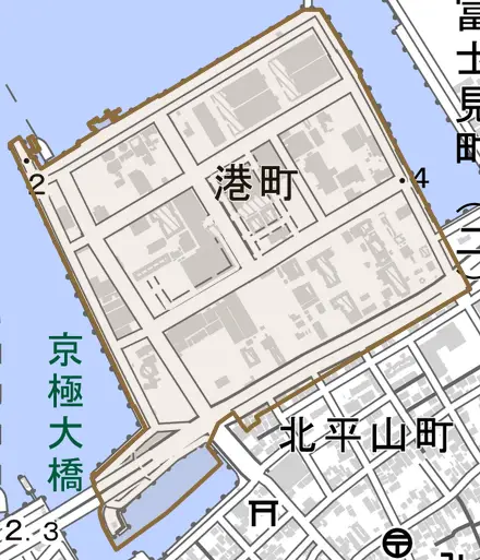 港町とその周辺の地図。町の範囲を重ねている