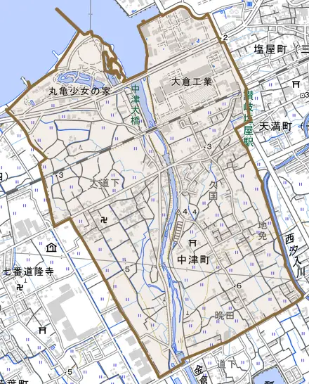 中津町とその周辺の地図。町の範囲を重ねている