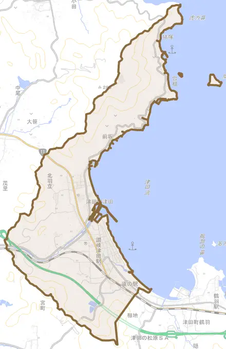 津田町津田とその周辺の地図。町の範囲を重ねている