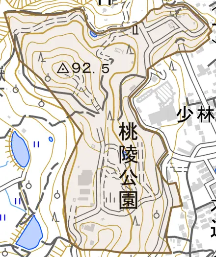 桃山とその周辺の地図。町の範囲を重ねている