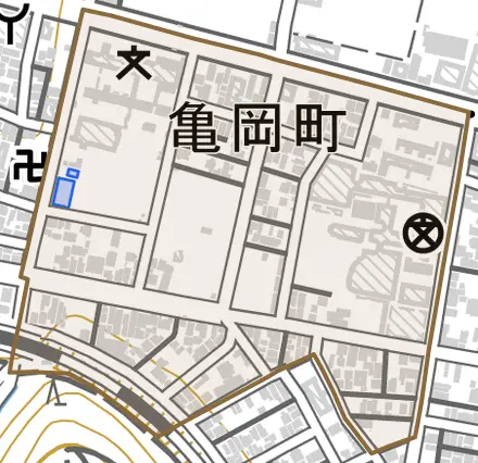 亀岡町とその周辺の地図。町の範囲を重ねている