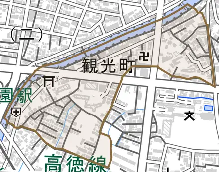 観光町とその周辺の地図。町の範囲を重ねている