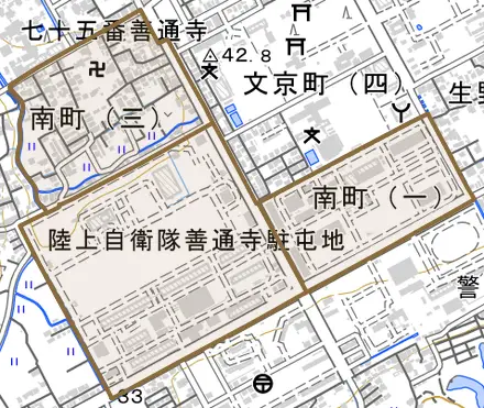 南町とその周辺の地図。町の範囲を重ねている