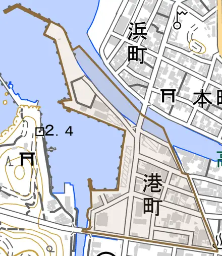 港町とその周辺の地図。町の範囲を重ねている