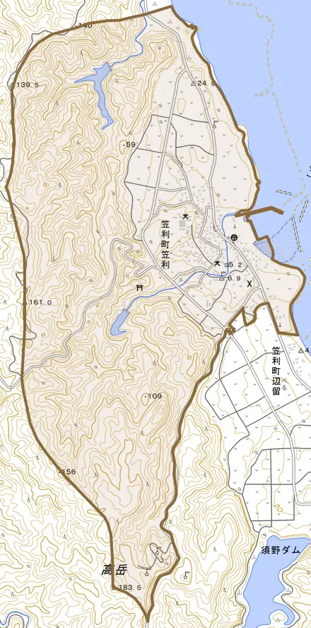 笠利町大字笠利とその周辺の地図。町の範囲を重ねている