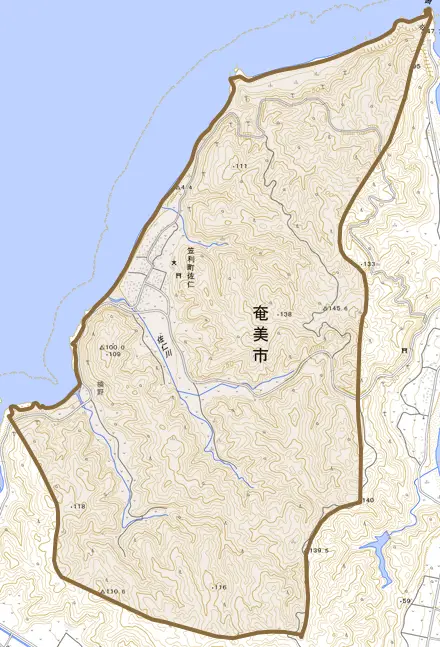 笠利町大字佐仁とその周辺の地図。町の範囲を重ねている