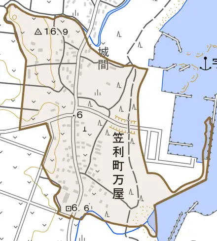 笠利町大字万屋とその周辺の地図。町の範囲を重ねている
