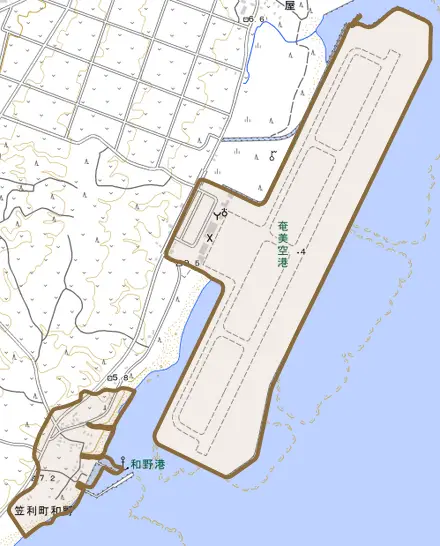 笠利町大字和野とその周辺の地図。町の範囲を重ねている