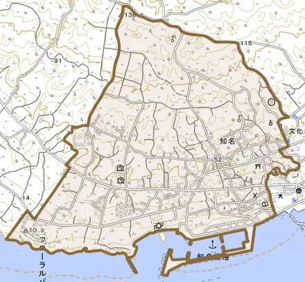 大字知名とその周辺の地図。町の範囲を重ねている