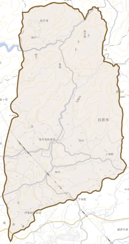 東市来町養母とその周辺の地図。町の範囲を重ねている