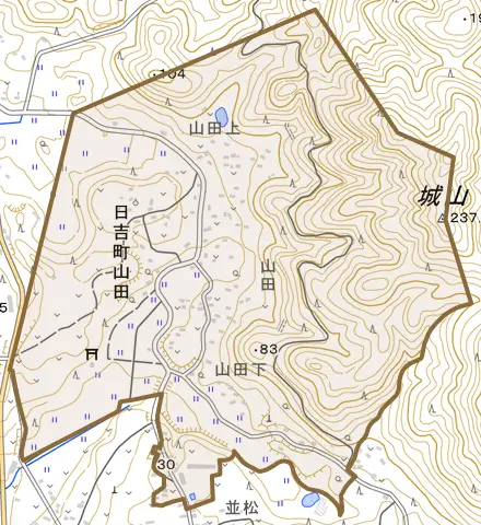日吉町山田とその周辺の地図。町の範囲を重ねている