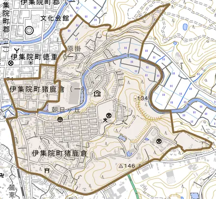 伊集院町猪鹿倉とその周辺の地図。町の範囲を重ねている