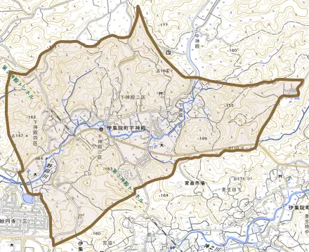 伊集院町下神殿とその周辺の地図。町の範囲を重ねている
