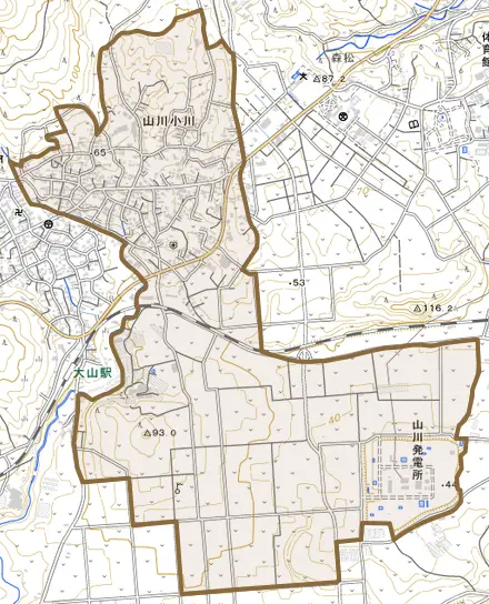 山川小川とその周辺の地図。町の範囲を重ねている
