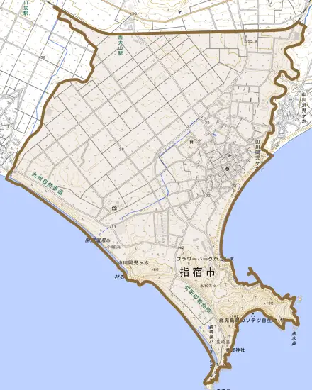 山川岡児ケ水とその周辺の地図。町の範囲を重ねている