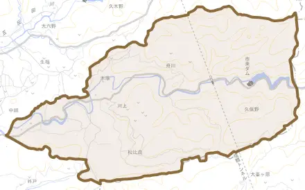 川上とその周辺の地図。町の範囲を重ねている