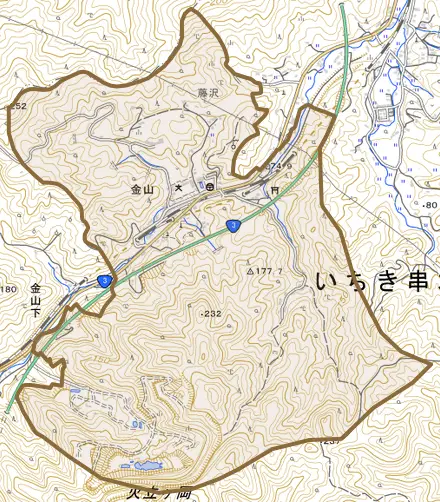 金山とその周辺の地図。町の範囲を重ねている