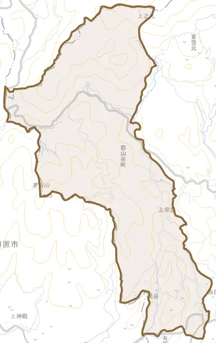 郡山岳町とその周辺の地図。町の範囲を重ねている
