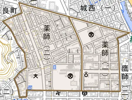 薬師とその周辺の地図。町の範囲を重ねている