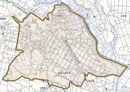 川西町とその周辺の地図。町の範囲を重ねている