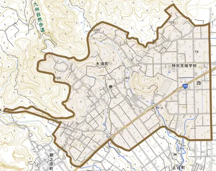 大浦町とその周辺の地図。町の範囲を重ねている