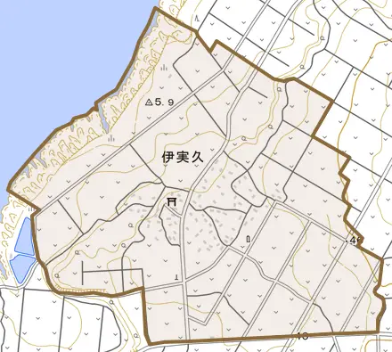 大字伊実久とその周辺の地図。町の範囲を重ねている