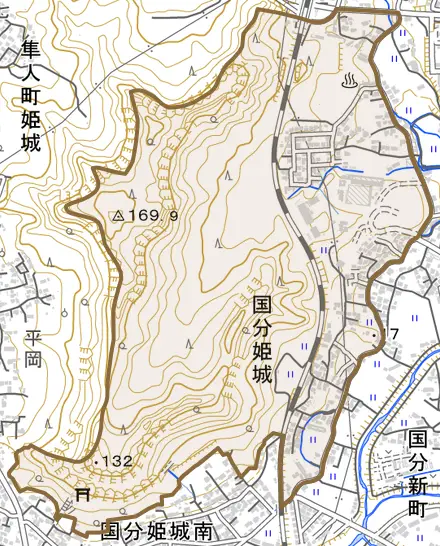 国分姫城とその周辺の地図。町の範囲を重ねている
