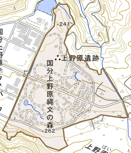 国分上野原縄文の森とその周辺の地図。町の範囲を重ねている