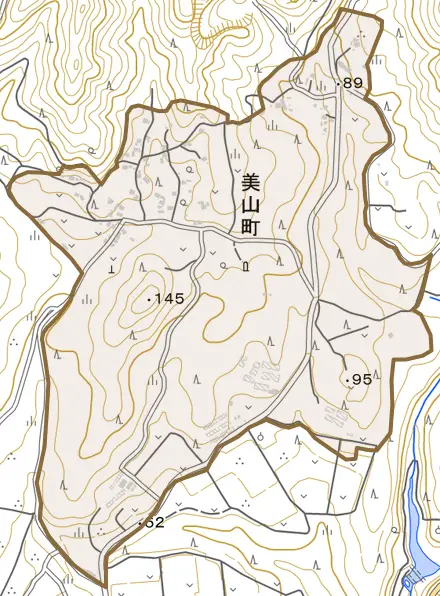 美山町とその周辺の地図。町の範囲を重ねている