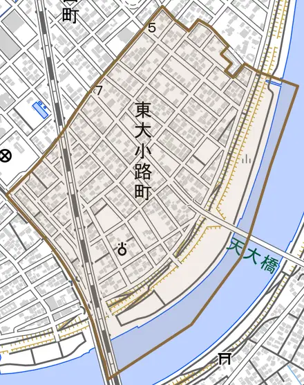 東大小路町とその周辺の地図。町の範囲を重ねている