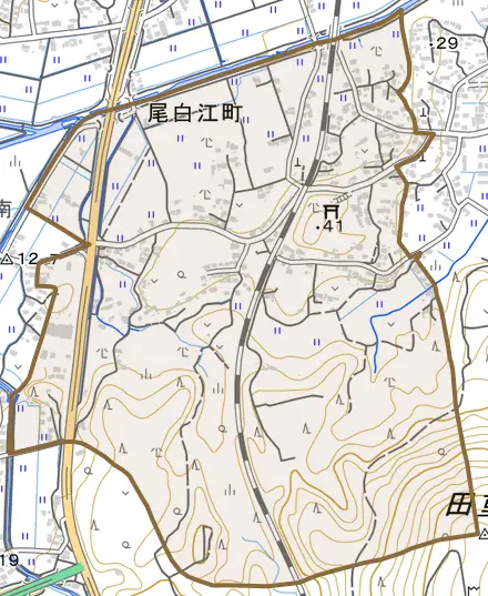 尾白江町とその周辺の地図。町の範囲を重ねている