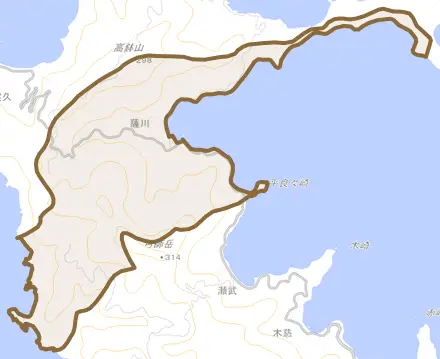 大字薩川とその周辺の地図。町の範囲を重ねている