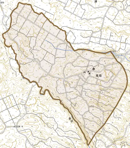 尾母とその周辺の地図。町の範囲を重ねている