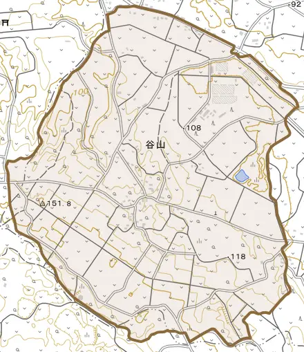 大字谷山とその周辺の地図。町の範囲を重ねている