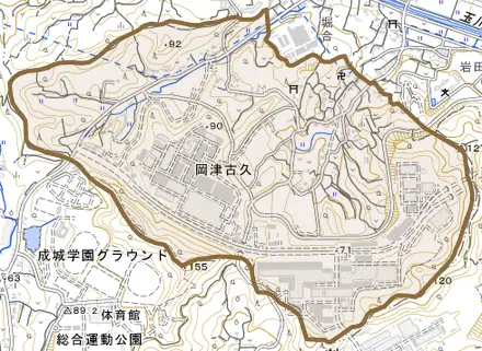 岡津古久とその周辺の地図。町の範囲を重ねている