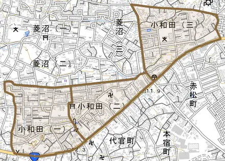 小和田とその周辺の地図。町の範囲を重ねている
