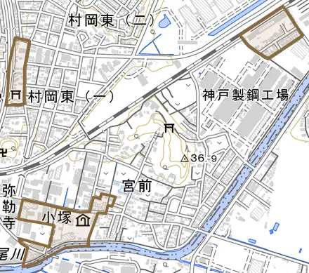 小塚とその周辺の地図。町の範囲を重ねている