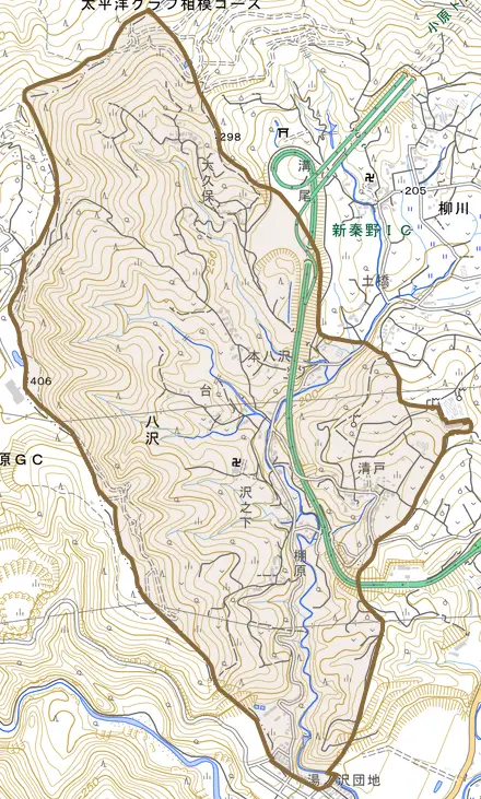 八沢とその周辺の地図。町の範囲を重ねている